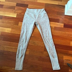 Alo High Waist Airbrush legging in " oatmeal" color size S
